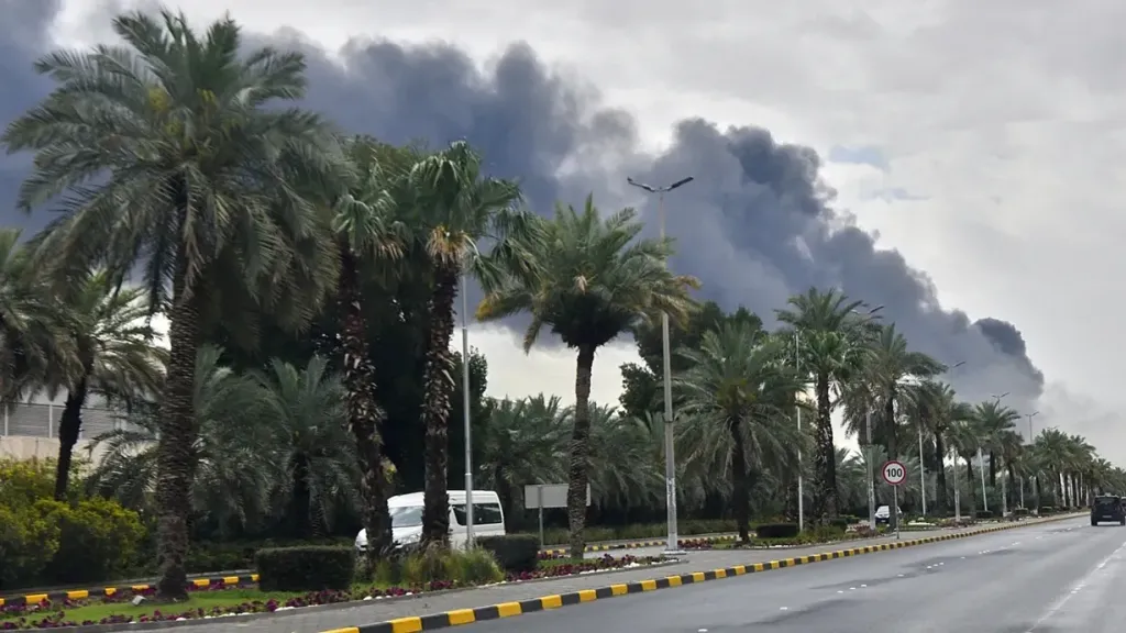 انفجارات تهز الكويت اثر هجوم إيراني بالصواريخ والطائرات المسيرة
